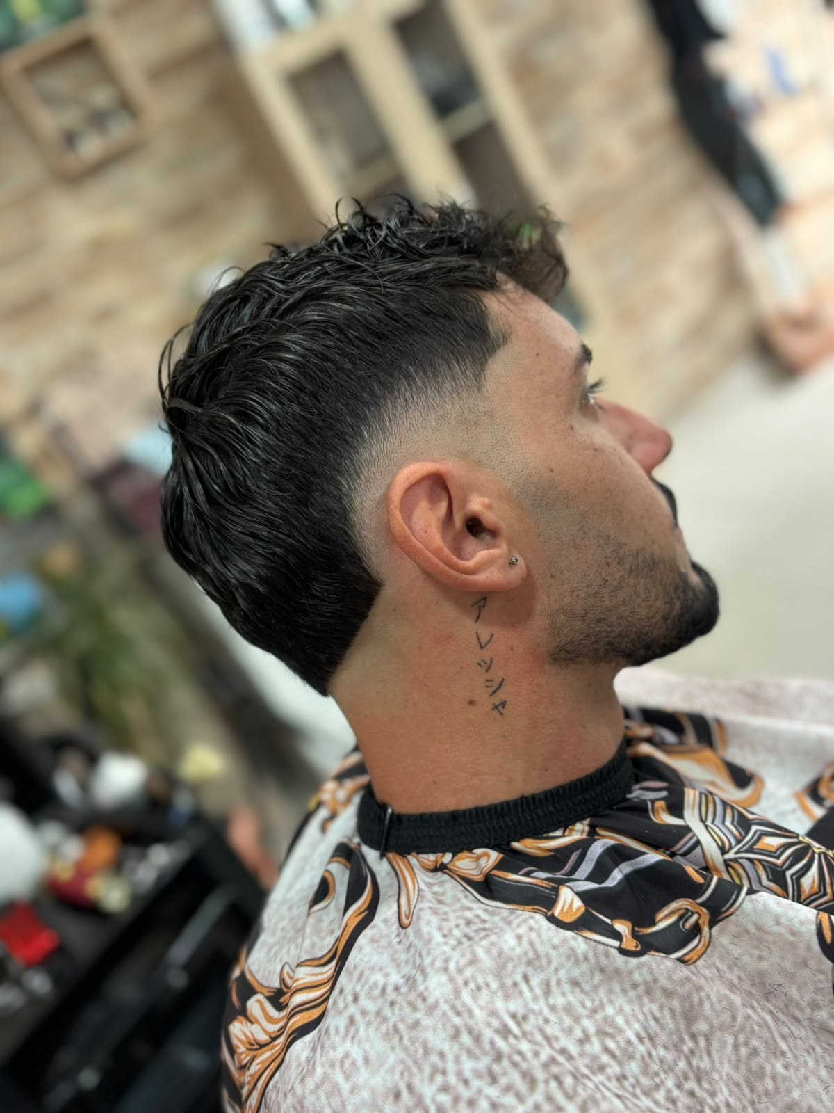 Barba rifinita e contorni definiti nel salone di Vibo Valentia